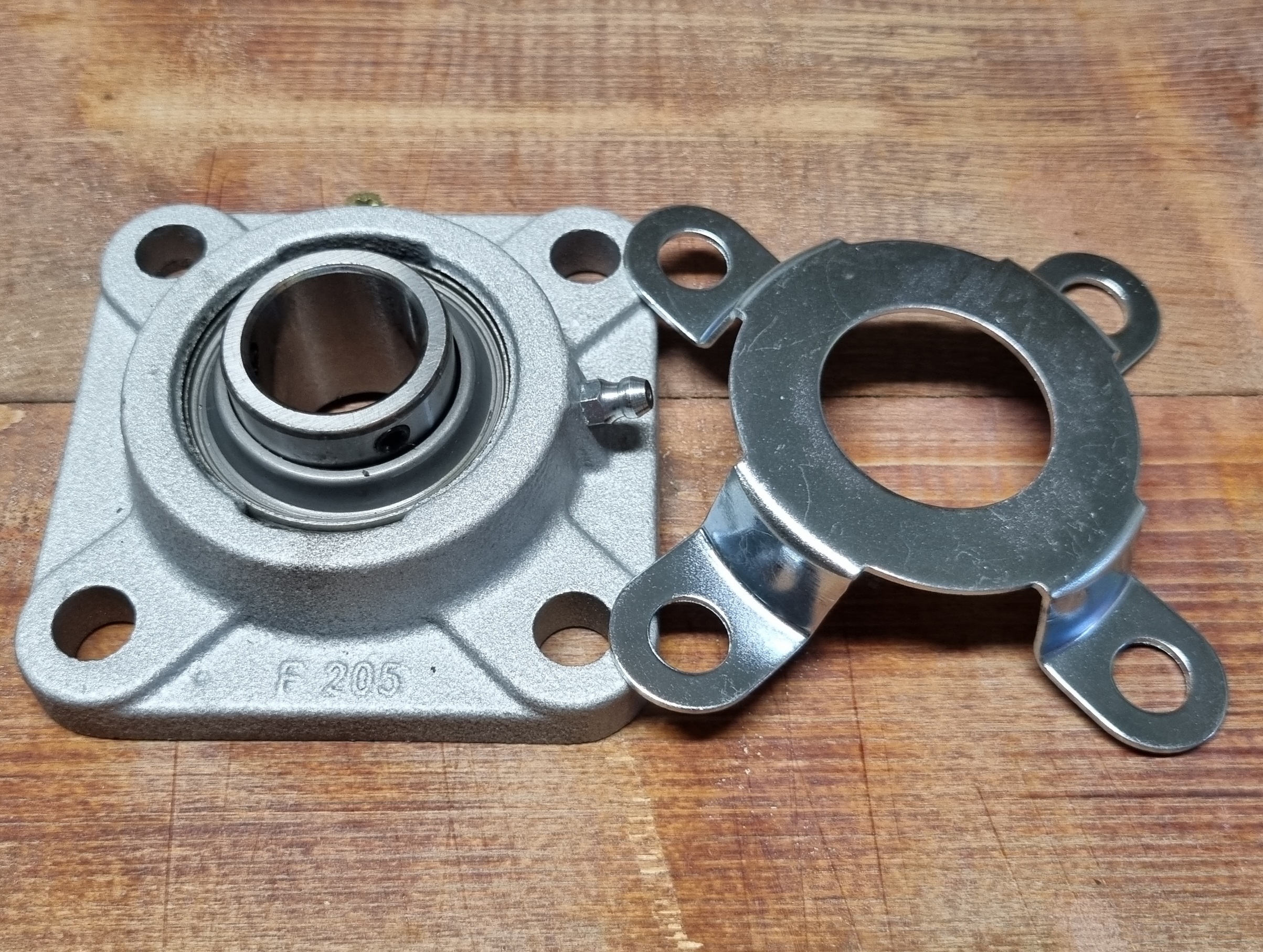 LEF 205 2T / 4-Loch Flanschlagereinheit mit 3-fach Dichtung